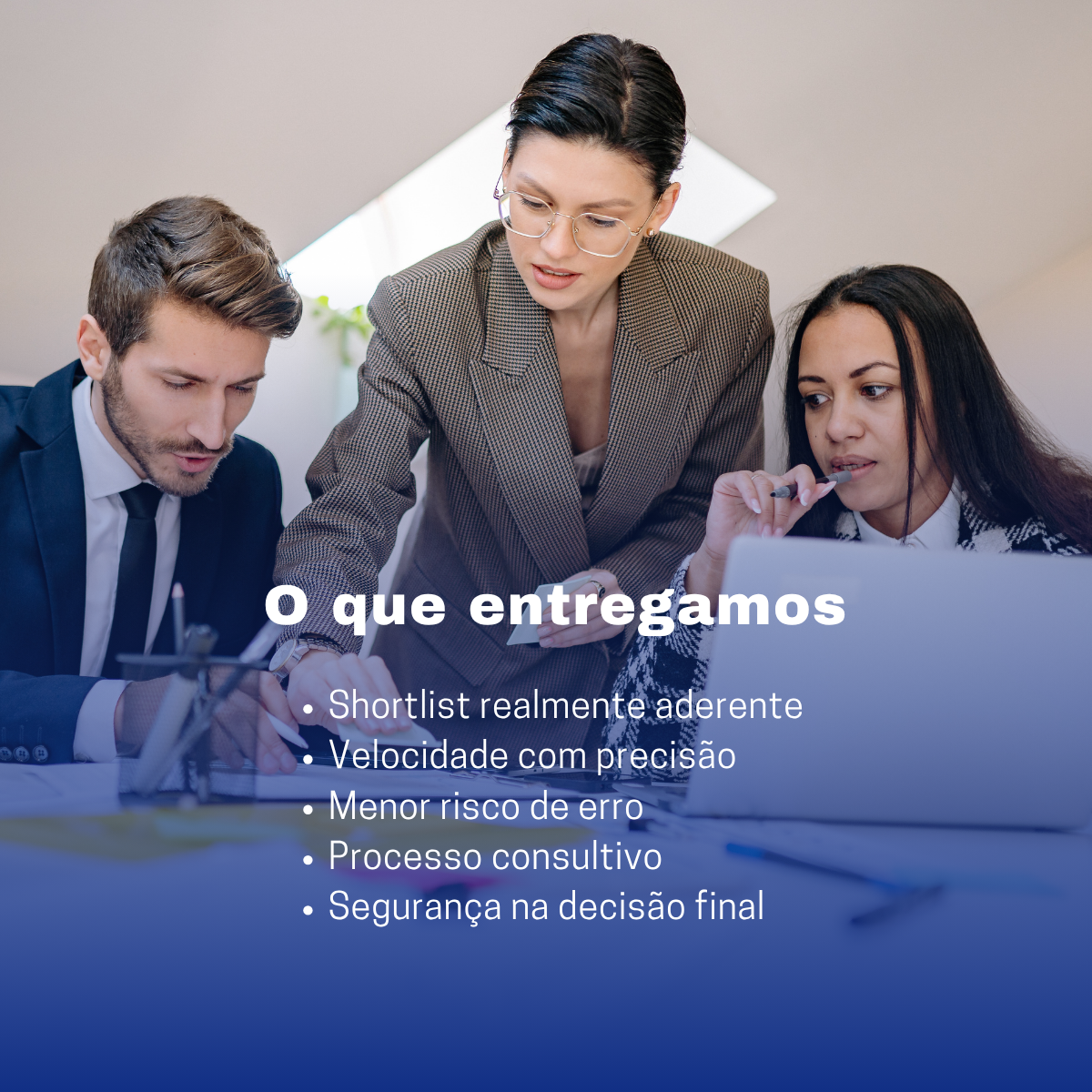 Alt=Especialistas de curadoria decidindo