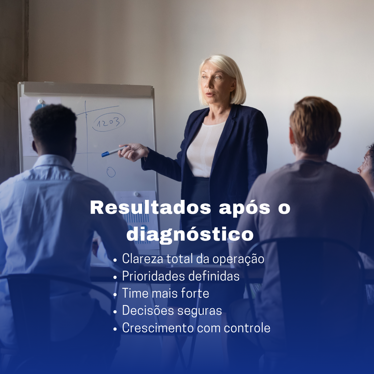 Alt=Executiva explicando o diagnóstico