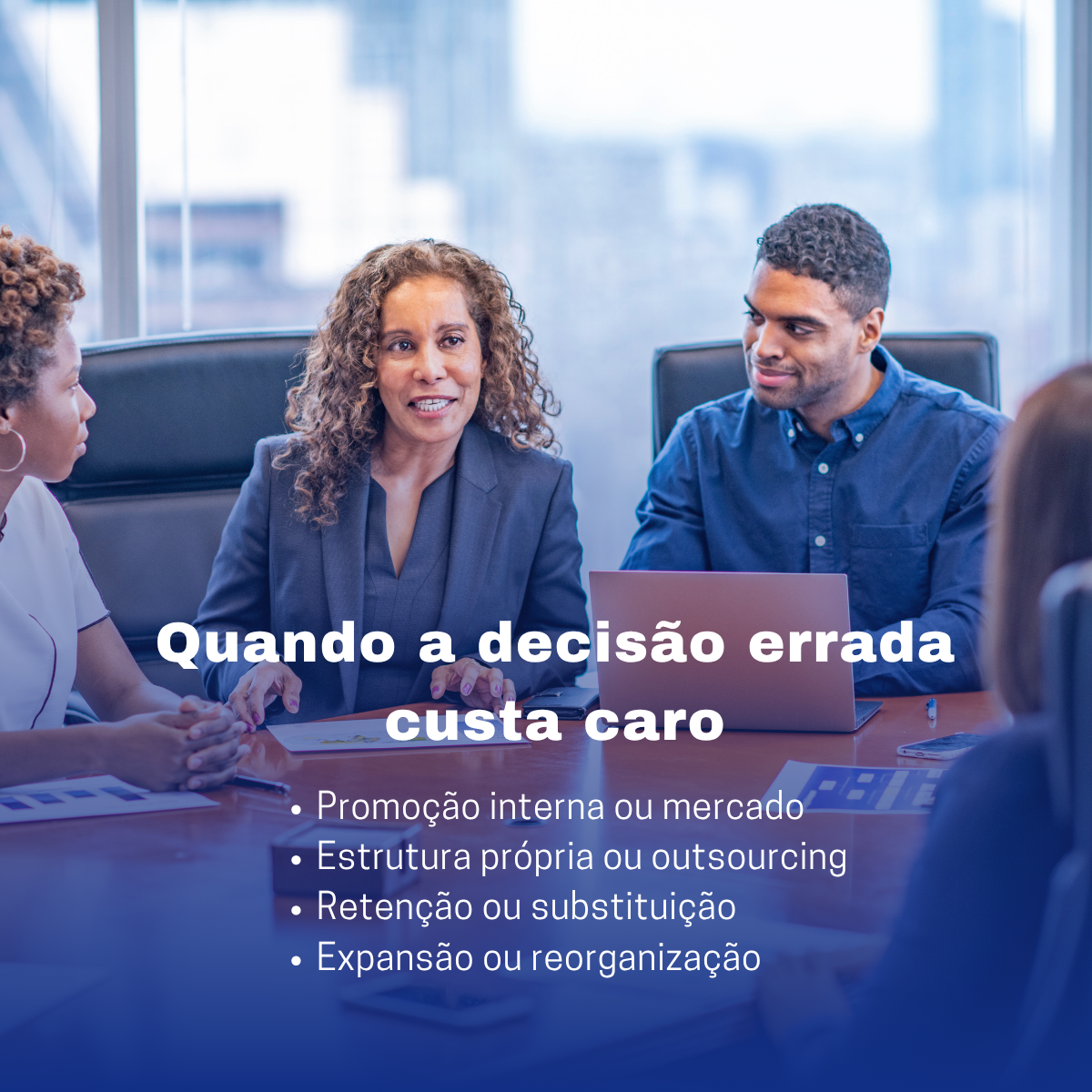 Alt=Executiva de advisory explicando dados